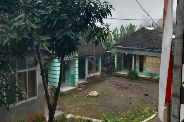 Bondowoso, Obor Rakyat – Namun, kondisi tersebut belum sepenuhnya dirasakan oleh Yayasan Raudlatul Ulum yang berlokasi di Jalan Pakuarah, Desa Kupang, Kecamatan Pakem, Kabupaten Bondowoso, Jawa Timur.