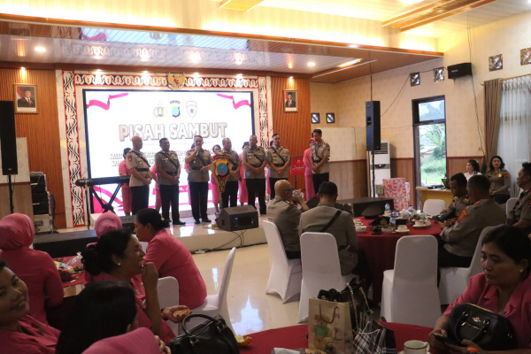 Simalungun, Obor Rakyat – Suasana penuh kehangatan dan kebersamaan mewarnai Aula Andar Siahaan, Mako Polres Simalungun, Senin (19/1/2026) sore. Jajaran Pejabat Utama hingga personel Polres Simalungun mengikuti kegiatan Temu Pisah dan Pisah Sambut Serah Terima Jabatan (Sertijab) sebagai bagian dari dinamika organisasi di lingkungan Polda Sumatera Utara.
