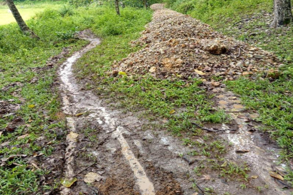 Ngada, Obor Rakyat – Pekerjaan peningkatan jalan segmen Bontor–Santak di Desa Wate, Kecamatan Riung Barat, Kabupaten Ngada, Provinsi Nusa Tenggara Timur (NTT) yang dibiayai melalui APBN Tahun Anggaran 2025, hingga kini belum menunjukkan penyelesaian yang jelas.