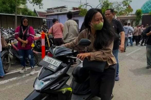 Surabaya, Obor Rakyat – Kebahagiaan terpancar dari wajah Ayu (29), warga Surabaya yang sempat kehilangan sepeda motor Honda Beat miliknya akibat penipuan kerja.