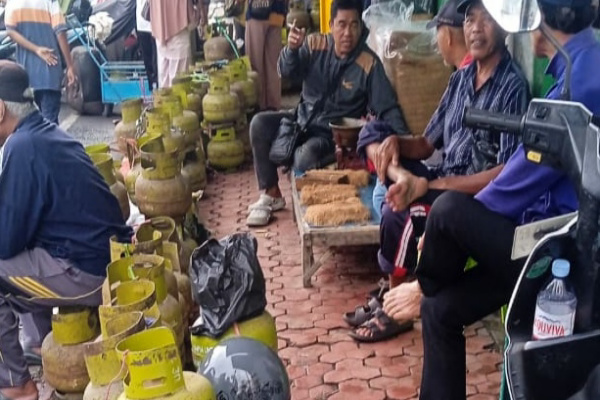 Bondowoso, Obor Rakyat – Lagu lama, menjelang bulan suci Ramadhan, kelangkaan gas elpiji ukuran 3 kilogram mulai dirasakan masyarakat di Kabupaten Bondowoso, Jawa Timur. Kondisi ini memicu keresahan warga, terutama kalangan rumah tangga kecil dan pelaku usaha mikro yang sangat bergantung pada gas bersubsidi tersebut untuk kebutuhan sehari-hari.