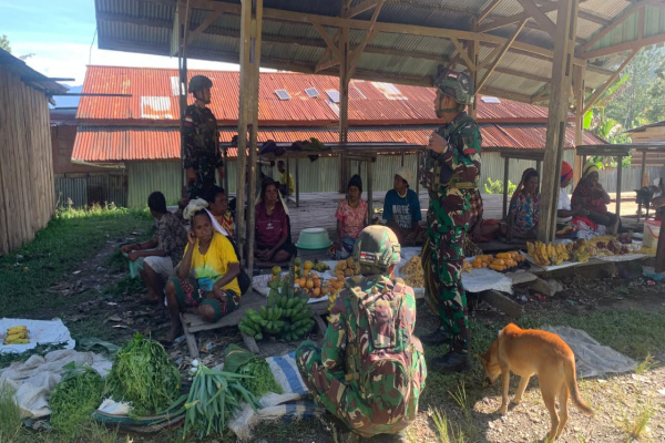 Mamberamo Tengah, Obor Rakyat – Prajurit TNI dari Satuan Tugas (Satgas) Yonif 521/DY secara rutin berbelanja kebutuhan dapur dan bahan pokok langsung dari masyarakat lokal atau yang dikenal sebagai Mama-Mama Papua.