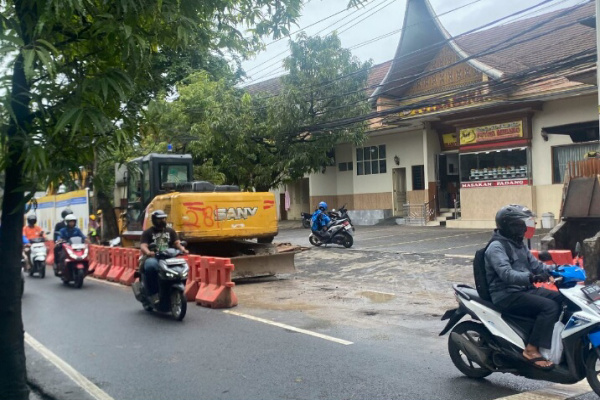 Jakarta, Obor Rakyat – Pemerintah Provinsi (Pemprov) DKI Jakarta mengimbau perusahaan di wilayah Jakarta untuk menerapkan sistem kerja fleksibel, termasuk penyesuaian jam kerja dan kebijakan work from home (WFH), menyusul meningkatnya curah hujan dan potensi cuaca ekstrem.