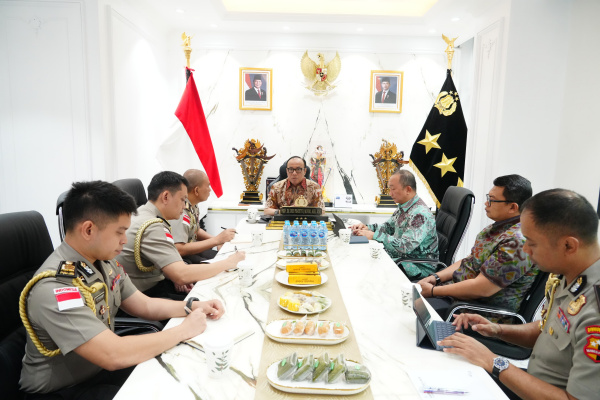 Jakarta, Obor Rakyat — Wakil Kepala Kepolisian Negara Republik Indonesia (Wakapolri) Komjen Pol. Prof. Dr. Dedi Prasetyo menegaskan bahwa pemberantasan Tindak Pidana Perdagangan Orang serta Perlindungan Perempuan dan Anak (TPPA–PPO) harus menjadi prioritas utama dalam setiap penugasan Atase Kepolisian Republik Indonesia (Atpol RI) di luar negeri.