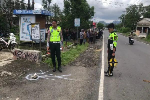 Ngada, Obor Rakyat — Kecelakaan lalu lintas maut kembali terjadi di wilayah hukum Polres Ngada. Seorang pejalan kaki dilaporkan meninggal dunia setelah ditabrak sebuah mobil pick up warna hitam tanpa lampu di Jalan Lintas Flores jurusan Mataloko–Bajawa, tepatnya di sebelah timur SPBU Turekisa, Desa Turekisa, Kecamatan Golewa Barat, Kabupaten Ngada, Kamis (22/1/2026) sekitar pukul 18.40 Wita.