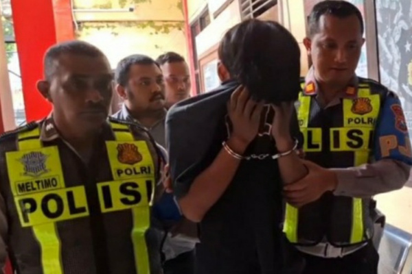 Bangkalan, Obor Rakyat – Satuan Patroli Jalan Raya (Sat PJR) Suramadu Jatim 8 mengamankan seorang pelaku pencurian kabel sensor pendeteksi kecepatan angin, jaringan internet, serta lampu penerangan di Jembatan Suramadu arah Madura.