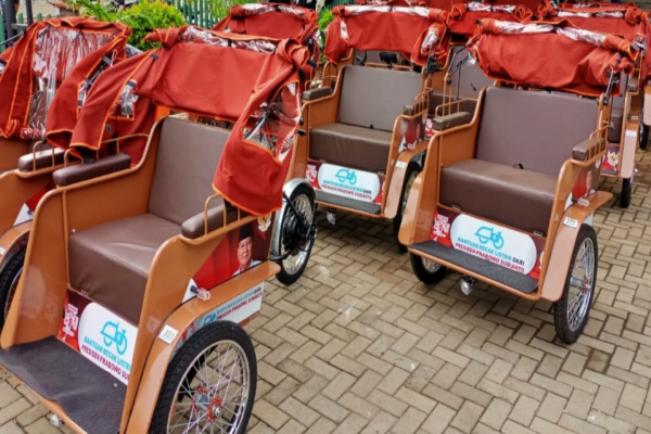 Bondowoso, Obor Rakyat – Kabar gembira datang untuk para pengemudi becak di Kabupaten Bondowoso.Pemerintah Kabupaten (Pemkab) Bondowoso resmi menerima bantuan becak listrik dari Presiden Republik Indonesia, Prabowo Subianto, sebagai upaya meningkatkan kesejahteraan dan mobilitas transportasi ramah lingkungan.