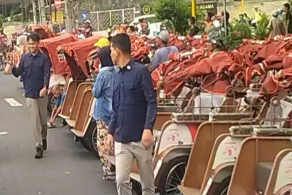 Bondowoso, Obor Rakyat – Pemerintah Kabupaten (Pemkab) Bondowoso mulai menyalurkan 200 unit becak listrik bantuan Presiden Republik Indonesia, Prabowo Subianto, kepada para pengemudi becak, Minggu (25/1/2026).