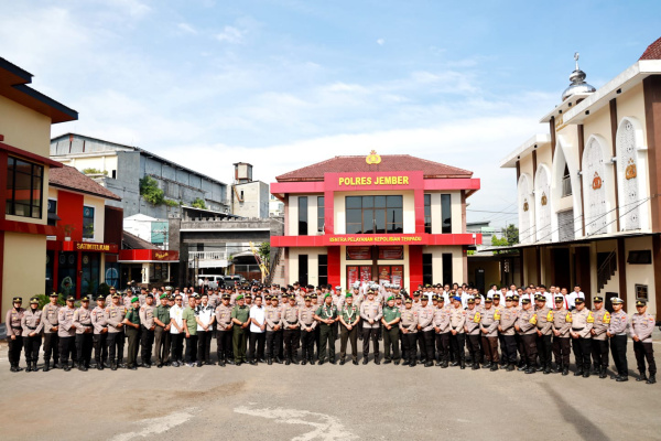 Jember, Obor Rakyat – Sinergitas TNI dan Polri di Kabupaten Jember kembali ditegaskan. Sehari setelah resmi menjabat, Dandim 0824/Jember Letkol Inf Rifqi Muhammad Syuhada, S.I.P., M.I.P. langsung melakukan kunjungan silaturahmi ke Mapolres Jember, Minggu (25/1/2026).