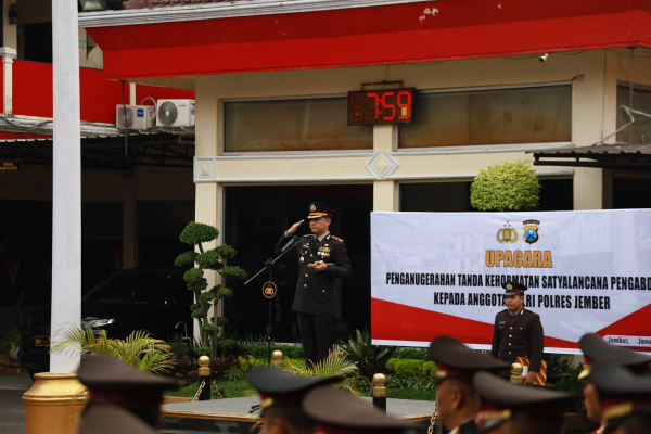 Jember, Obor Rakyat – Dedikasi dan pengabdian tanpa cela kembali ditunjukkan jajaran Polres Jember.Sebanyak 56 personel Polres Jember menerima Tanda Kehormatan Satya Lencana Pengabdian atas masa bakti 8, 16, 24 hingga 32 tahun tanpa catatan pelanggaran disiplin, kode etik, maupun tindak pidana.