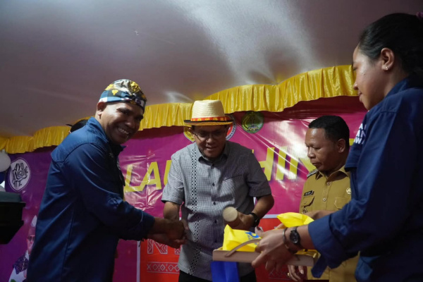 Bajawa, Obor Rakyat – Gubernur Nusa Tenggara Timur (NTT), Melki Laka Lena, secara resmi melaunching NTT Mart Bajawa yang dikelola oleh Dekranasda Kabupaten Ngada.