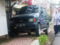 Trotoar Beralih Fungsi Jadi Parkir, Anak Sekolah Terpaksa Berjalan di Jalan Raya Bondowoso