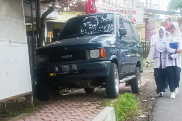 Dalam rekaman tersebut, tampak anak-anak sekolah terpaksa berjalan di badan jalan karena trotoar yang seharusnya digunakan pejalan kaki justru dipenuhi kendaraan parkir.