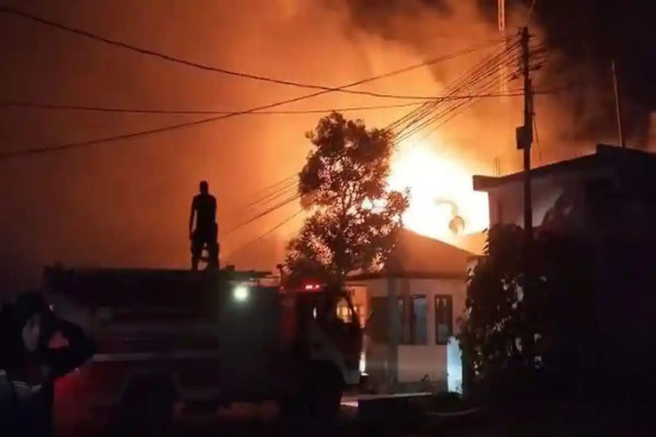 Ende, Obor Rakyat – Gudang logistik milik PT PLN (Persero) Unit Layanan Pelanggan (ULP) Ende, Nusa Tenggara Timur (NTT) dilaporkan terbakar pada Senin (26/1/2026) malam. Kebakaran yang terjadi di area gudang lama tersebut sempat membuat panik warga sekitar.