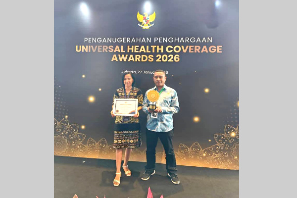 Ngada, Obor Rakyat – Kabupaten Ngada kembali menorehkan prestasi di tingkat nasional. Wakil Bupati Ngada, Bernadinus Dhey Ngebu menerima Penghargaan Universal Health Coverage (UHC) Award 2026 yang dianugerahkan oleh BPJS Kesehatan.