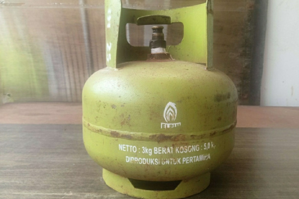 Bondowoso, Obor Rakyat – Kelangkaan gas Elpiji 3 kilogram kembali dikeluhkan warga di Kabupaten Bondowoso, Jawa Timur. Ironisnya, kondisi di lapangan ini bertolak belakang dengan pernyataan Pemerintah Kabupaten (Pemkab) Bondowoso yang sebelumnya menyebut stok gas bersubsidi tersebut masih dalam kondisi aman.