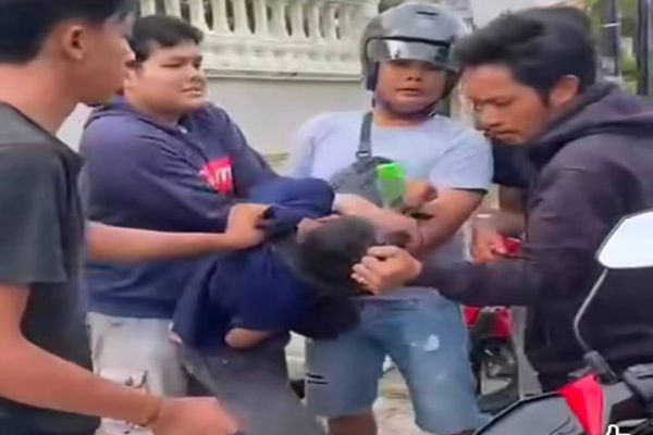 Pematangsiantar, Obor Rakyat – Dewan Pimpinan Cabang Lembaga Swadaya Masyarakat Garda Nasional (DPC LSM GANAS) Kota Pematangsiantar–Kabupaten Simalungun mengecam keras aksi pengeroyokan dan penganiayaan secara brutal terhadap Septiano Samuel Damanik, seorang pemuda penyandang disabilitas, yang terjadi di Jalan Melur, Kelurahan Simarito, Kecamatan Siantar Barat, Minggu (25/1/2026).