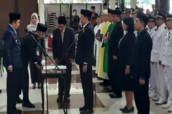 Bondowoso, Obor Rakyat – Pemerintah Kabupaten (Pemkab) Bondowoso, Jawa Timur, resmi melantik dan mengambil sumpah jabatan Pegawai Negeri Sipil (PNS) dalam Jabatan Pimpinan Tinggi Pratama (JPTP) Eselon II. Pelantikan berlangsung khidmat di Pendopo Raden Bagus Asra (RBA) Ki Ronggo, Kamis (29/1/2026).