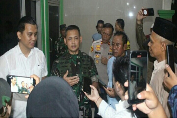 Jakarta, Obor Rakyat – TNI menjatuhkan sanksi disiplin kepada Babinsa Kelurahan Utan Panjang, Kemayoran, Jakarta Pusat, Serda Heri Purnomo, menyusul insiden pengamanan terhadap penjual es jadul yang sempat viral karena dicurigai mengandung bahan spons.