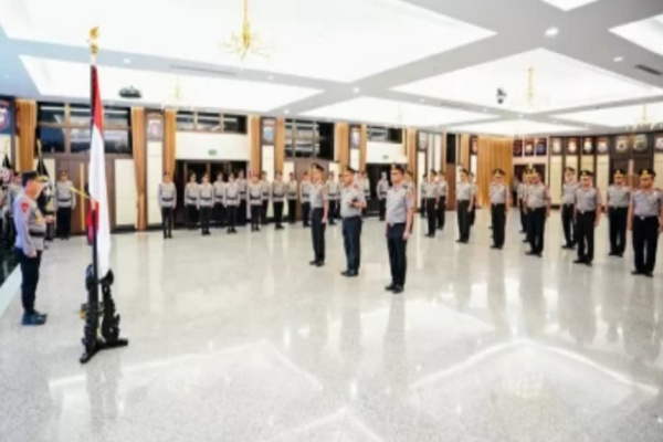 Jakarta, Obor Rakyat — Kepala Kepolisian Republik Indonesia (Kapolri) Jenderal Pol Listyo Sigit Prabowo memimpin langsung kegiatan serah terima jabatan (sertijab) sejumlah pejabat utama Mabes Polri dan Kapolda jajaran yang digelar di Gedung Rupatama Mabes Polri, Jumat (30/1/2026). Kegiatan ini menjadi bagian dari langkah strategis Polri dalam memperkuat kinerja organisasi dan pelayanan publik.