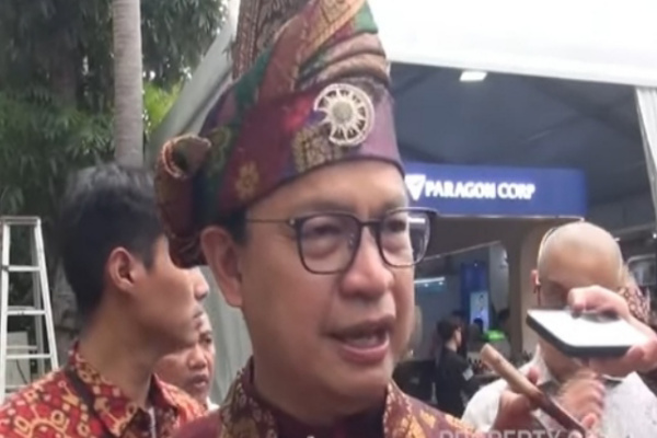 Jakarta, Obor Rakyat – Tabung logam berwarna merah muda yang selama ini identik dengan dapur bakery dan meja barista kini menjadi sorotan publik. Produk bernama Whip Pink atau dikenal juga sebagai nangs, yang berisi Nitrous Oxide (N₂O), ramai diperbincangkan di media sosial setelah disalahgunakan untuk mencari sensasi euforia dengan cara dihirup langsung.