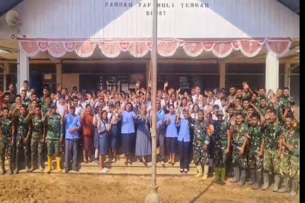 Tapanuli Tengah, Obor Rakyat – Satgas Penanggulangan Bencana Alam (Gulbencal) Kodam I/Bukit Barisan bergerak cepat memulihkan fasilitas pendidikan yang terdampak banjir dan tanah longsor di Kabupaten Tapanuli Tengah. Aksi pembersihan menyeluruh dilakukan di SMP Swasta Fransiskus Pandan dan SMA Fransiskus, Kamis (29/1/2026), guna memastikan kegiatan belajar mengajar kembali berjalan normal.