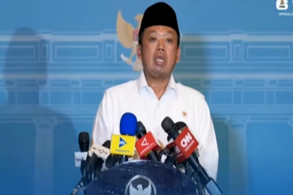 Jakarta, Obor Rakyat — Presiden Prabowo Subianto menginstruksikan pengetatan kebijakan alih fungsi lahan sawah secara nasional guna menjaga ketahanan pangan Indonesia. Instruksi ini menyusul masifnya penyusutan lahan pertanian dalam lima tahun terakhir yang dinilai berpotensi mengancam keberlanjutan produksi pangan nasional.