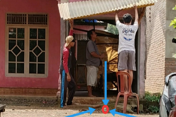 Lampung Tengah, Obor Rakyat – Babinsa Koramil 411-04/Terbanggi Mulyo (TMJ), Sertu Gunawan, bersama Kasi Trantib Kelurahan Trimurjo, Suroyo, membantu penyelesaian sengketa batas tanah antarwarga di RT 24 RW 06 Kelurahan Trimurjo, Kecamatan Trimurjo, Kabupaten Lampung Tengah, Jumat (30/1/2026).