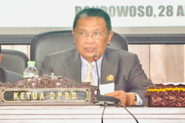 Bondowoso, Obor Rakyat – Tragedi kecelakaan lalu lintas di pertigaan Jalan Pejagan, Kabupaten Bondowoso, kembali menyoroti buruknya pelayanan fasilitas kesehatan tingkat pertama. Seorang ibu bernama Siti Holifah (44) dilaporkan meninggal dunia dalam perjalanan menuju Rumah Sakit Umum Daerah (RSUD) dr Koesnadi Bondowoso, diduga akibat keterlambatan penanganan dan rujukan oleh Puskesmas Jambesari Darussolah yang lebih mengutamakan urusan administrasi ketimbang keselamatan nyawa pasien.