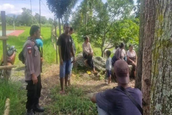 Nagekeo, Obor Rakyat – Seorang pria berinisial DJ (69), warga RT 04 Desa Raja, Kecamatan Boawae, Kabupaten Nagekeo, tewas akibat luka tikaman saat berada di kebun, Kamis (29/1/2026) pagi. Korban sempat mendapat perawatan medis di RSU Pratama Raja, namun nyawanya tidak tertolong.