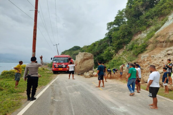 Ende, Obor Rakyat – Cuaca ekstrem kembali memicu bencana alam di Kabupaten Ende, Nusa Tenggara Timur (NTT). Tanah longsor terjadi di jalur vital Trans Flores Ende–Bajawa, tepatnya di Km 34 Dusun Tanakune, Desa Ondorea Barat, Kecamatan Nangapanda, Minggu pagi (1/2/2026).
