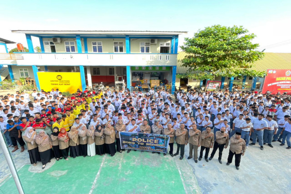 Simalungun, Obor Rakyat – Dalam upaya mendukung pelaksanaan Operasi Keselamatan Toba 2026, Satuan Lalu Lintas (Satlantas) Polres Simalungun terus menggencarkan langkah preventif melalui kegiatan Police Go to School. Kali ini, edukasi keselamatan berlalu lintas menyasar pelajar SMK Satrya Budi 1 Perdagangan, Kecamatan Bandar, Kabupaten Simalungun.