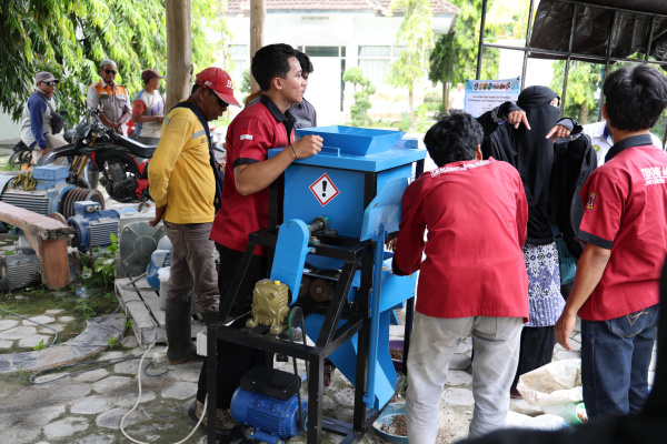 Jember, Obor Rakyat – Sinergi antara dunia akademik dan kebutuhan industri kembali melahirkan inovasi nyata. Tim kolaborasi mahasiswa Teknik Mesin dan Teknik Pertambangan Universitas Jember (UNEJ) berhasil menciptakan Mesin Granulator Pupuk Organik berbasis limbah batu gamping, sebuah teknologi tepat guna yang menjawab persoalan lingkungan sekaligus mendukung ketahanan pangan nasional.