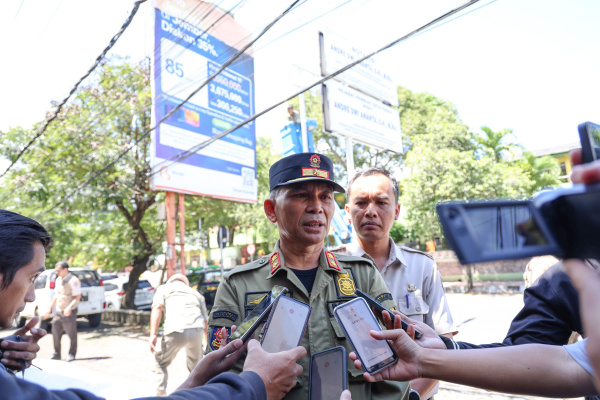 Jember, Obor Rakyat – Pemerintah Kabupaten (Pemkab) Jember melalui Satgas Infrastruktur dan Tata Ruang melakukan penertiban tegas terhadap papan reklame ilegal di sejumlah titik strategis Kota Jember, Selasa (3/2/2026).