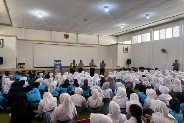 Bondowoso, Obor Rakyat – Dalam rangka Operasi Keselamatan Semeru 2026, Satuan Lalu Lintas (Satlantas) Polres Bondowoso menggelar kegiatan Polantas Menyapa di SMKN 2 Bondowoso, Selasa (3/2/2026).