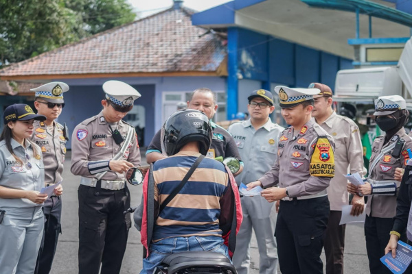 Jember, Obor Rakyat – Polres Jember Polda Jawa Timur resmi menggelar Operasi Keselamatan Semeru 2026 selama 14 hari, terhitung mulai 2 hingga 15 Februari 2026. Operasi ini menyasar pengendara roda dua maupun roda empat yang kerap melakukan pelanggaran lalu lintas.