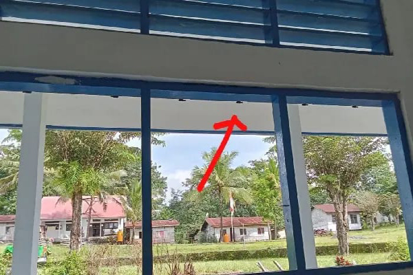 Ngada, Obor Rakyat – Proyek rehabilitasi ruang kelas Sekolah Menengah Pertama Negeri (SMPN) 2 Riung Barat, Kabupaten Ngada, Nusa Tenggara Timur (NTT), diduga menggunakan material yang tidak sesuai dengan spesifikasi teknis sebagaimana ditetapkan Kementerian Pendidikan Republik Indonesia.