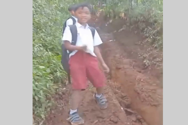 Bondowoso, Obor Rakyat – Kondisi jalan menuju SDN Rejoagung 5 yang berada di Dusun Tol Tol Timur, Desa Rejoagung, Kecamatan Sumberwringin, Kabupaten Bondowoso, mengalami kerusakan berat. Jalan tanah yang sebelumnya relatif rata kini berlubang, licin, dan sulit dilalui, diduga akibat aktivitas kegiatan trail yang melintasi jalur tersebut.