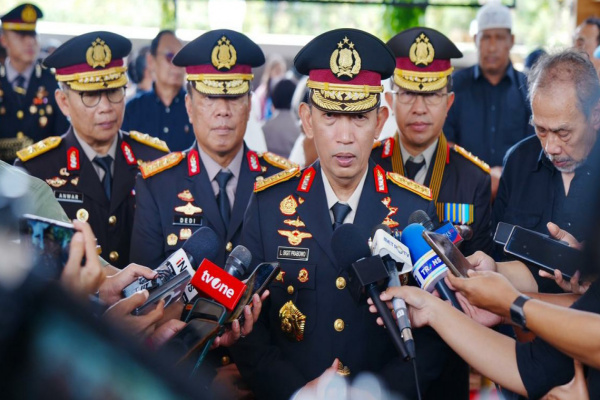 Bogor, Obor Rakyat – Kapolri Jenderal Listyo Sigit Prabowo menghadiri prosesi pemakaman Meriyati Hoegeng atau Eyang Meri, istri dari mantan Kapolri Jenderal (Purn) Hoegeng Iman Santoso, di Taman Pemakaman Bukan Umum (TPBU) Giritama, Tonjong, Bogor, Jawa Barat, Rabu (4/2/2026).