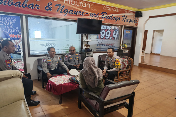 Bondowoso, Obor Rakyat – Dalam rangka mendukung pelaksanaan Operasi Keselamatan Semeru 2026, Satuan Lalu Lintas (Satlantas) Polres Bondowoso melaksanakan kegiatan dialog interaktif bersama masyarakat melalui Radio Pasopati FM, yang berlokasi di Jalan A. Yani, Kabupaten Bondowoso, Rabu (4/2/2026) pukul 08.00 WIB.