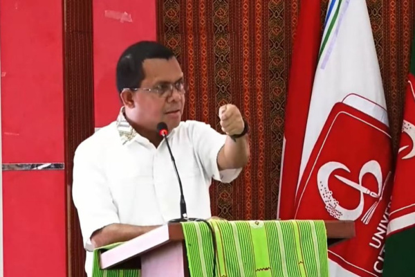 Kupang, Obor Rakyat – Gubernur Nusa Tenggara Timur (NTT), Melki Laka Lena, mengecam keras Pemerintah Kabupaten Ngada menyusul kabar meninggalnya seorang siswa sekolah dasar yang diduga bunuh diri akibat persoalan ekonomi terkait buku dan bolpoin. Peristiwa tersebut dinilai sebagai kegagalan serius negara dan pemerintah daerah dalam melindungi warganya, khususnya anak-anak.