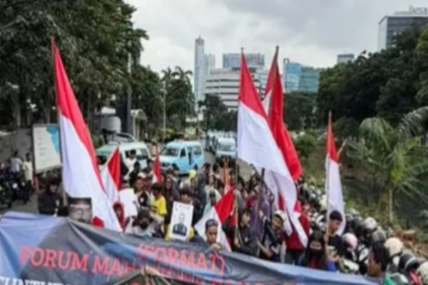 Jakarta, Obor Rakyat – Ratusan massa yang tergabung dalam Forum Mahasiswa dan Rakyat (FORMAT) menggelar aksi demonstrasi di depan Gedung Komisi Pemberantasan Korupsi (KPK), Jakarta, Selasa (3/2/2026).