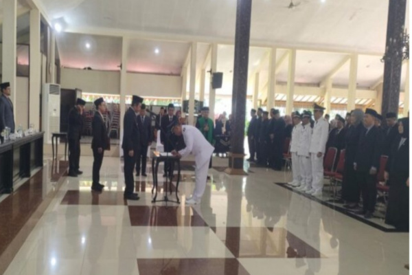 Bondowoso, Obor Rakyat – Pemerintah Kabupaten (Pemkab) Bondowoso resmi melantik dan mengambil sumpah jabatan 15 Aparatur Sipil Negara (ASN) dalam Jabatan Administrator dan Jabatan Pengawas, Kamis (5/2/2026). Pelantikan tersebut menjadi bagian dari langkah strategis Pemkab Bondowoso dalam memperkuat tata kelola pemerintahan serta mendorong peningkatan kualitas pelayanan publik.