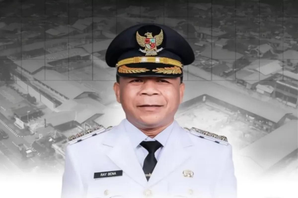 Ngada, Obor Rakyat – Bupati Ngada, Raymundus Bena, menegaskan bahwa kematian tragis siswa sekolah dasar berinisial YBS (10) tidak bisa disimpulkan hanya disebabkan oleh ketidakmampuan orang tua membeli buku dan pulpen. Ia menilai anggapan tersebut terlalu menyederhanakan persoalan yang sesungguhnya jauh lebih kompleks.