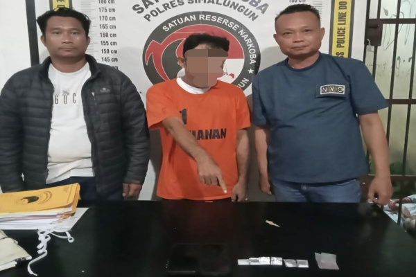 Simalungun, Obor Rakyat – Kepolisian Resor (Polres) Simalungun kembali menunjukkan komitmennya dalam memberantas peredaran narkotika. Seorang pria berinisial SIS (43) diamankan polisi karena diduga terlibat dalam peredaran narkotika jenis sabu di wilayah hukum Polsek Bangun, Senin malam (2/2/2026).