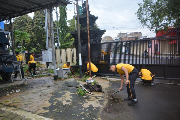 Bondowoso, Obor Rakyat – Usai pelaksanaan apel pagi, Kapolres Bondowoso bersama Pejabat Utama (PJU) dan seluruh personel Polres Bondowoso melaksanakan kegiatan kerja bakti kebersihan lingkungan di Markas Komando (Mako) Polres Bondowoso serta area sekitarnya, Jumat (6/2/2026).