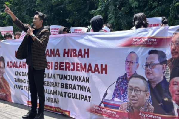 Surabaya, Obor Rakyat – Persidangan kasus dugaan korupsi dana hibah kelompok masyarakat (Pokmas) di Jawa Timur kembali memantik ketegangan.