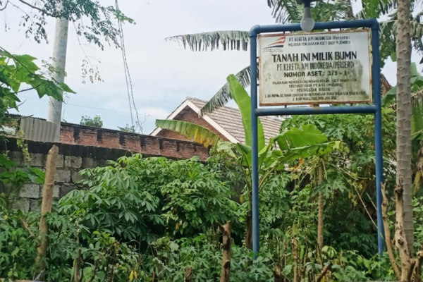 Bondowoso, Obor Rakyat – Dugaan penyerobotan dan pemanfaatan ilegal lahan milik PT Kereta Api Indonesia (Persero) kembali mencuat di Kabupaten Bondowoso, Jawa Timur. Sejumlah bangunan rumah tinggal hingga tempat usaha dilaporkan berdiri di bantaran rel kereta api jalur Jember–Bondowoso–Panarukan, bahkan sebagian pengembangan Perumahan Pelita Regency diduga dibangun di atas aset PT KAI.