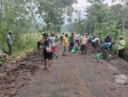 Jumat Bersih di Dusun Karang Ko’ong, Warga Bukor Gotong Royong Bersihkan Drainase Cegah Banjir