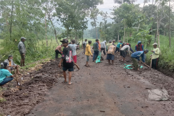 Bondowoso, Obor Rakyat – Semangat kebersamaan dan budaya gotong royong kembali ditunjukkan warga Dusun Karang Ko’ong, Desa Bukor, Kecamatan Wringin, Kabupaten Bondowoso. Pada Jumat pagi (6/2/2026), warga bersama para Ketua RT melaksanakan kegiatan Jumat Bersih dengan fokus pada pembersihan saluran drainase sebagai upaya menjaga kebersihan lingkungan dan mencegah banjir.
